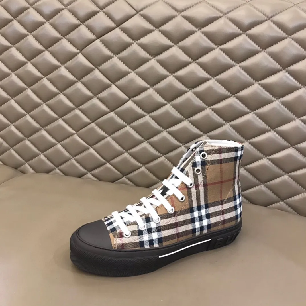 ¥420▫️B’s men’s classic high-top sneakers are reinterpreted in Vintage plaid cotton material and decorated with a new brand logo. First-layer cowhide lining, embossed Burberry logo on the heel, and original TPU outsole! 38-45